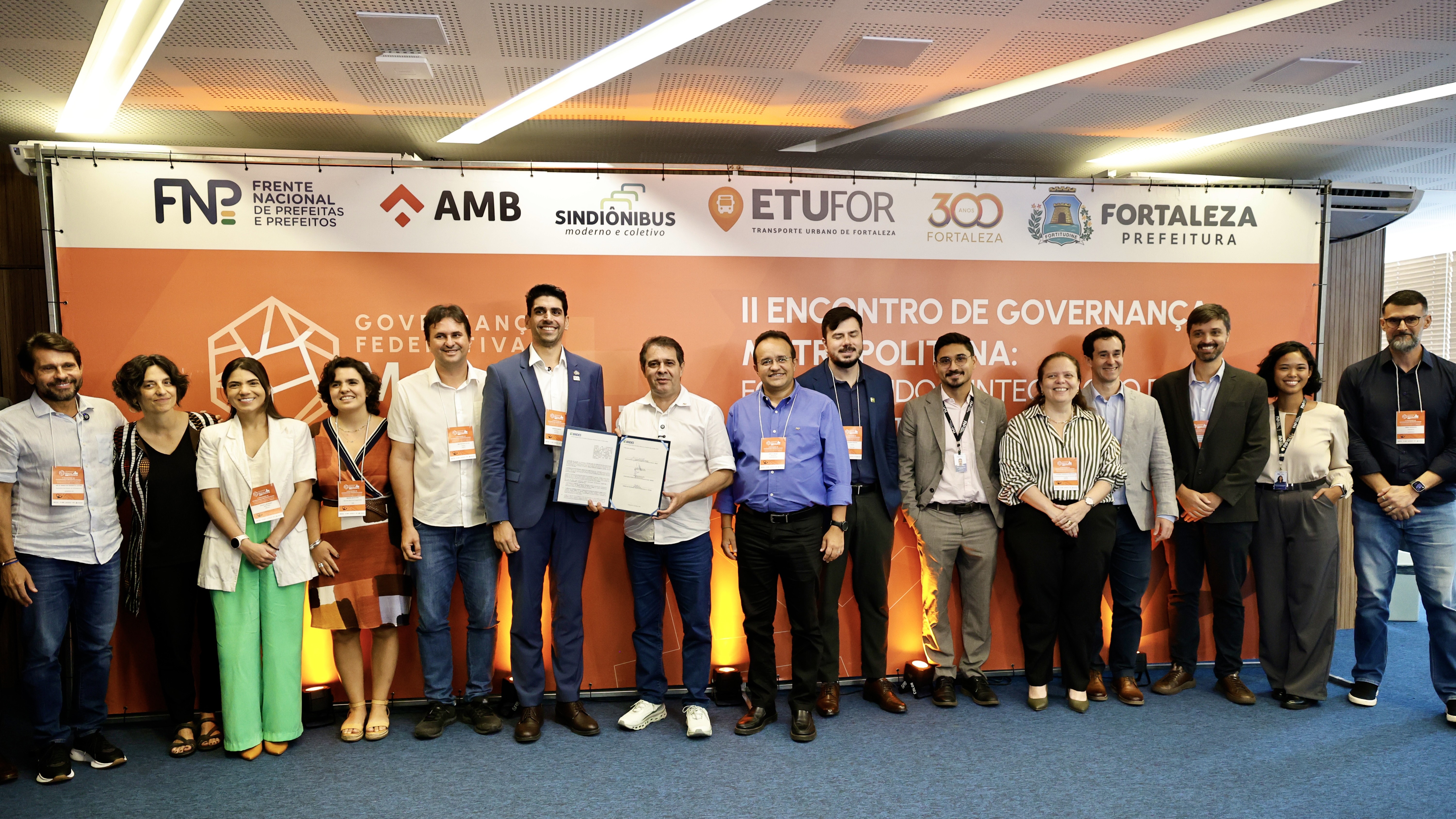 grupo de pessoas posa para a foto